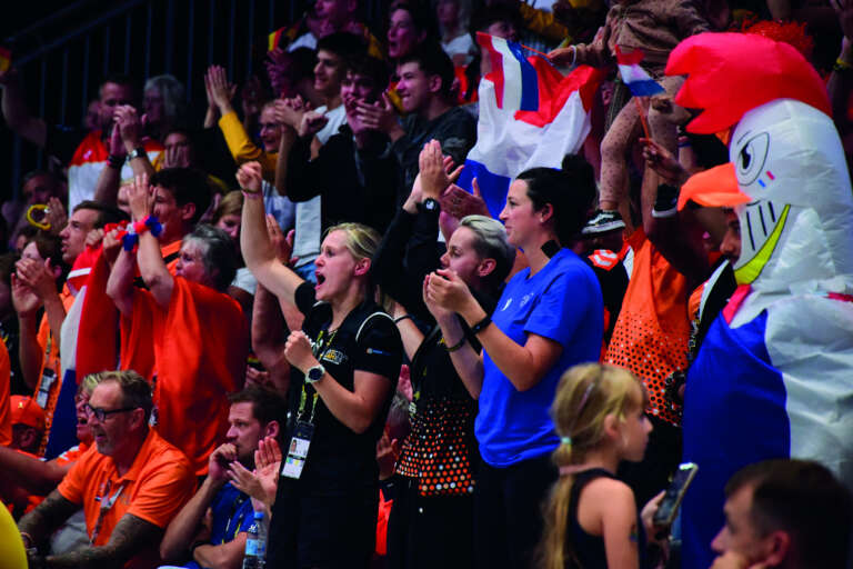 Juichend publiek tijdens Invictus Games in Düsseldorf door OVAL.