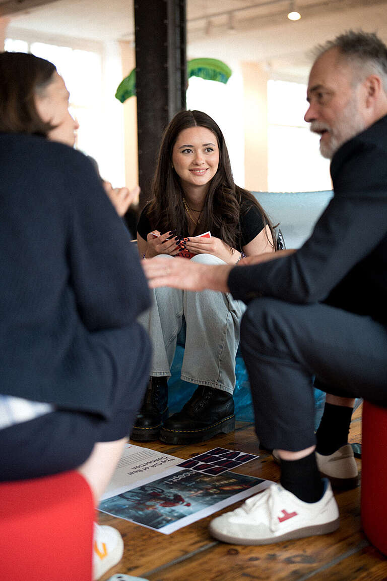 Moment de dialogue entre générations chez OVAL, illustrant l’écoute, le respect et la transmission
